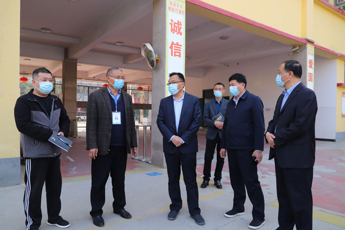 县委常委、宣传部长、副县长毕道喜查看校园疫情防控工作