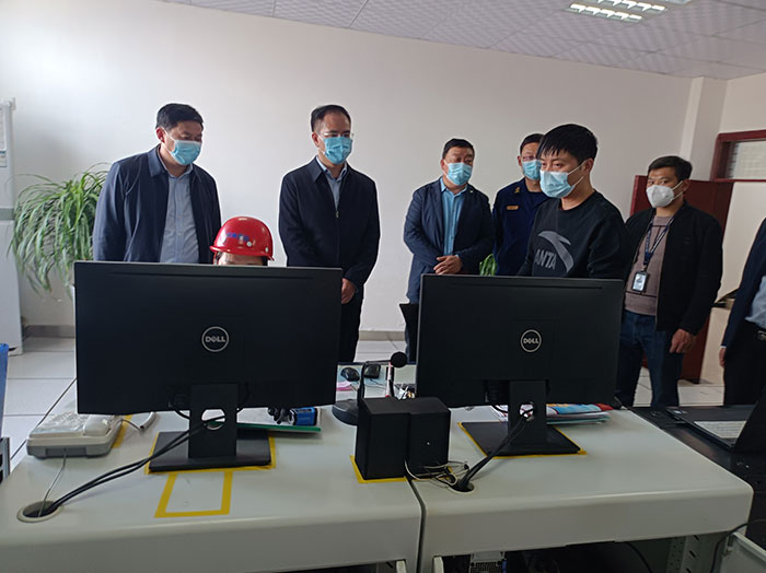 县委常委、常务副县长王景义暗访督导疫情防控、安全生产和企业经营情况