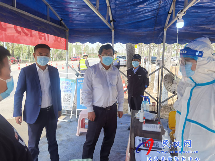 县委常委、统战部长、南华街道办事处党工委书记李君慰问疫情防控一线工作人员
