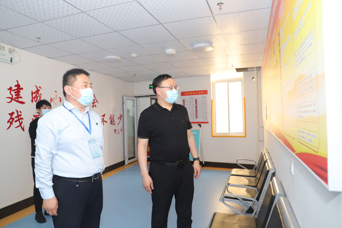 县委副书记栗团结到县康复中心调研并参加县残联“干部夜学”活动