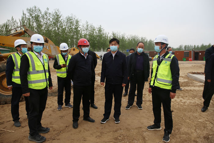 县委书记张团结调研方舱隔离点建设工作