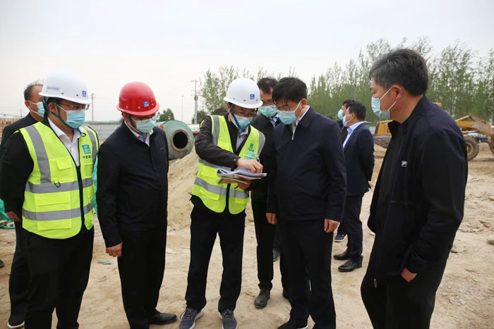 县委书记张团结调研方舱隔离点建设工作