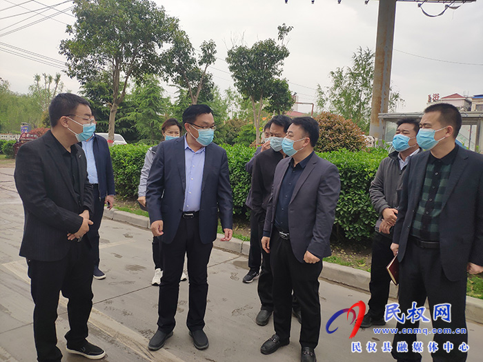 县委常委、宣传部长、副县长毕道喜督导城区飞线治理和老旧小区、背街小巷改造工作