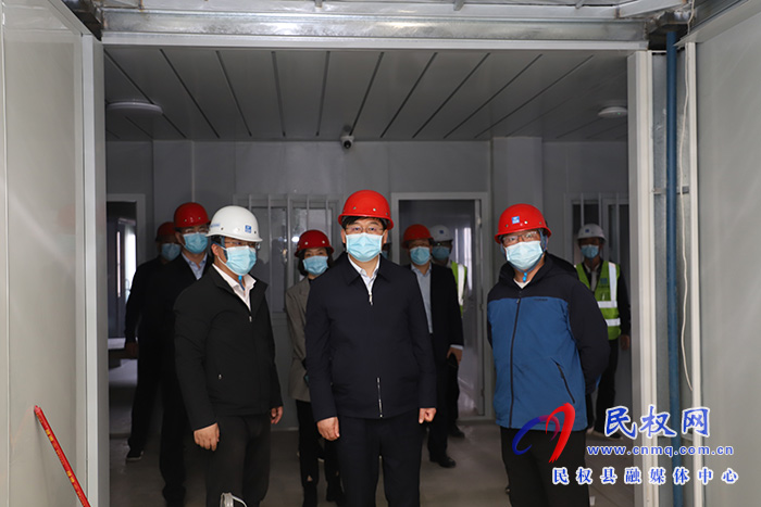 县委书记张团结调研方舱隔离点建设工作