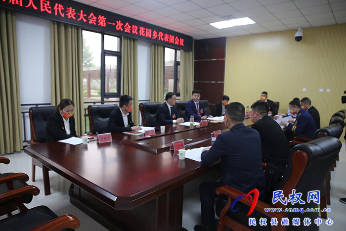 县委副书记栗团结到人和镇、花园乡代表团审议讨论政府工作报告等报告