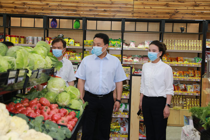 县委常委、组织部长王义彬到林七乡督导疫情防控核酸检测和生活物资保障工作