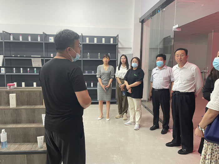 斜杠广场创始人兼集团副总裁赵国磊、商务主管李金琼一行来民洽谈电商直播基地合作项目