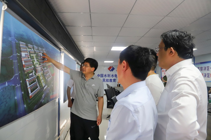 县委书记张团结查看民权县高级中学新校区项目建设推进情况