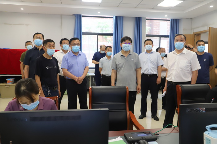 县委书记张团结查看我县高考准备工作