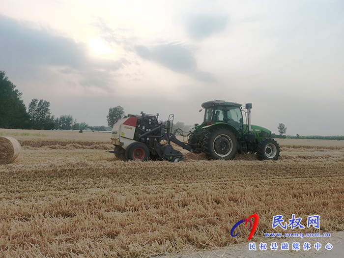 王庄寨镇：小麦秸秆回收变废为宝
