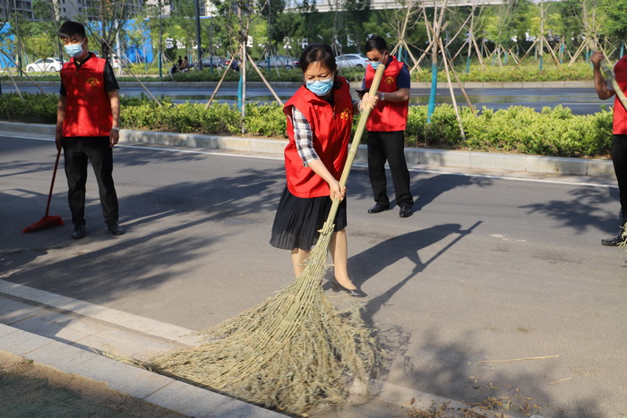 县委副书记、县长王静娴参加义务劳动