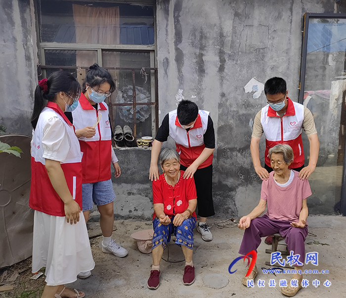 县团委组织开展“关爱空巢老人”志愿服务活动