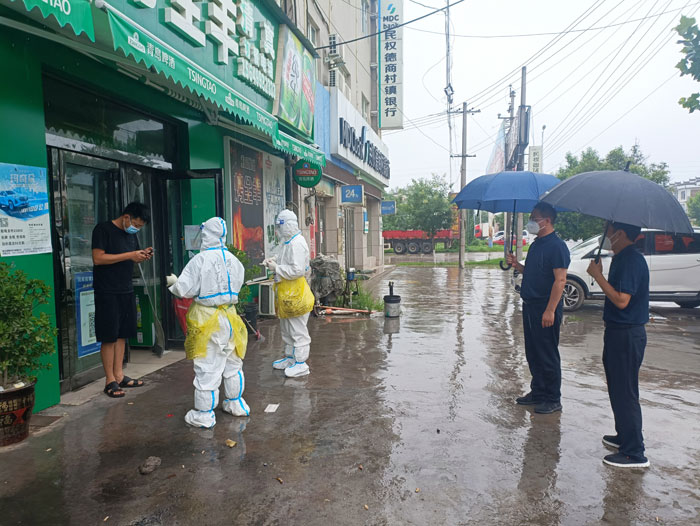 县委常委、常务副县长王景义到北关镇实地督导全民核酸检测工作