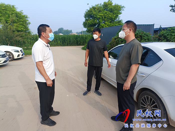 县委常委、常务副县长王景义查看核酸检测和社会面管控工作