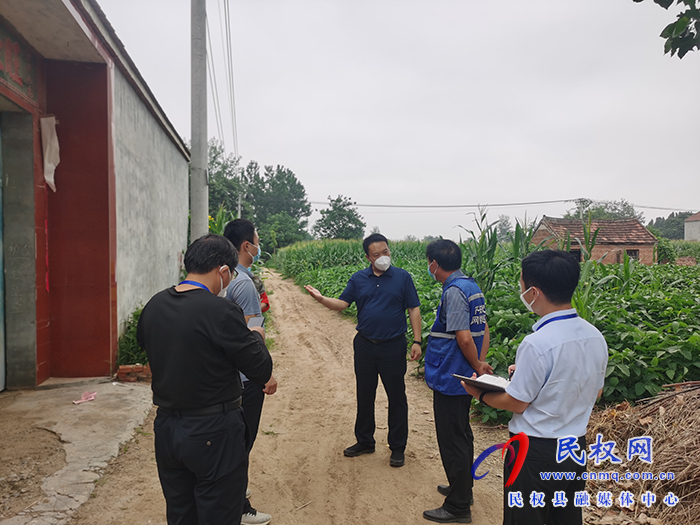 县委常委、组织部长王义彬暗访隔离解除人员家庭消毒情况