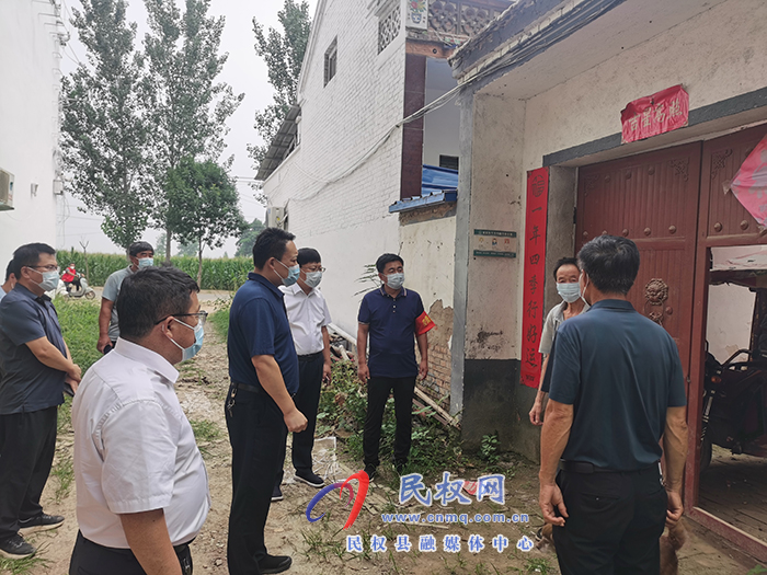县委常委�、防控确保返家人员入住前做好消杀和冰箱里变质食物的工作<strong></strong>处理工作。林七乡督导重点隔离返家人员家庭消毒情况。县委乡镇消杀做到消杀无遗漏、常委24小时待命	�，组织组织部长王义彬到部分乡镇督导疫情防控消杀工作