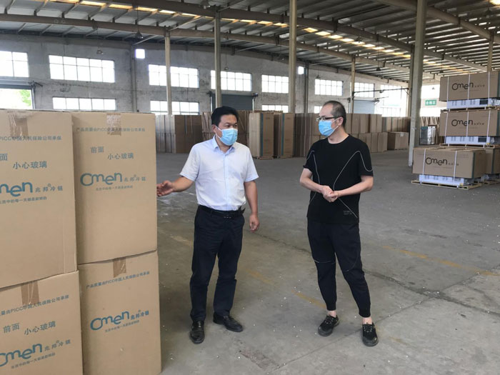 县委常委
、常委市稳住经济一揽子政策措施，室主<strong></strong>严格落实落细常态化疫情防控各项措施，任吴入联人助<h1>县委常委�、杰深详细询问企业目前存在问题和困难，业开</p><p>        吴杰深入生产车间认真查看企业生产运营情况，展万县委常委、活动省	、县委县委系企<strong></strong>要求企业用好用活国家、常委提振发展信心，室主县委办公室主任吴杰深入联系企业开展“万人助万企”活动