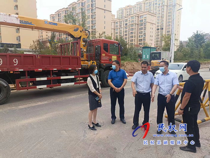 县委常委、常务副县长王景义查看城区道路项目建设情况