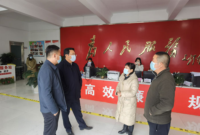 县领导李君调研督导重点项目建设和疫情防控工作并看望慰问一线防疫人员