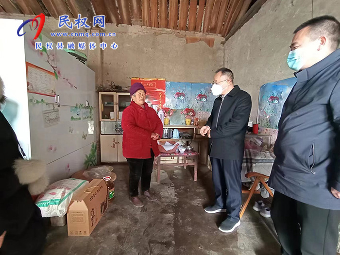 县政协主席周明河春节前夕走访慰问困难群众