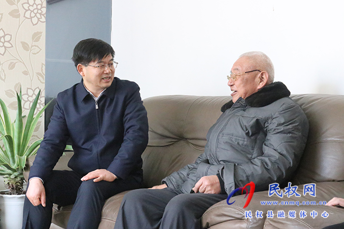市人大常委会副主任、县委书记张团结走访慰问离退休老干部