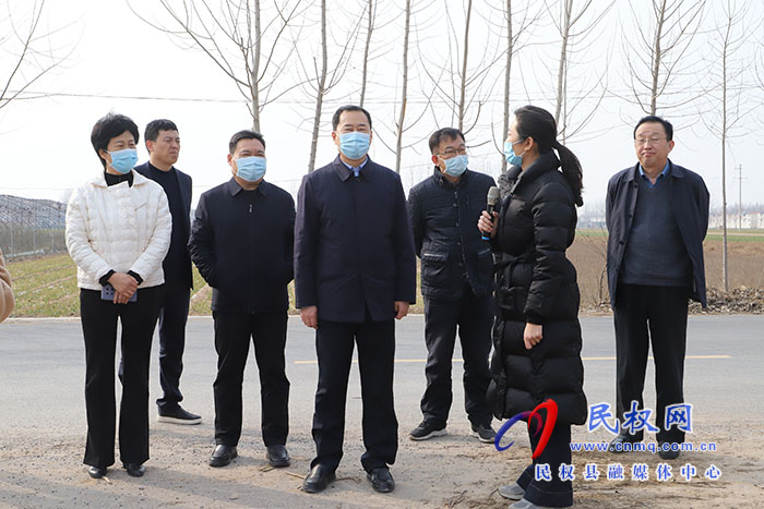 市人大常委会视察组莅民视察耕地保护工作