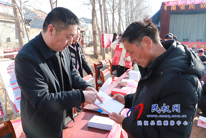 民权县举行文化科技卫生“三下乡”暨“快乐星期天”集中示范活动