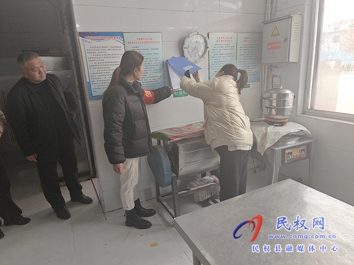 龙塘镇党委副书记金江红到幼儿园督导检查食品安全和校园安全工作