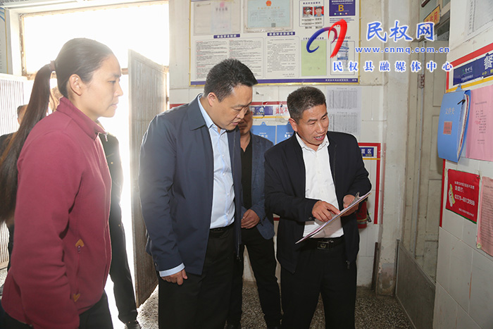 县委常委、组织部长王义彬督导食品安全“两个责任”工作落实情况