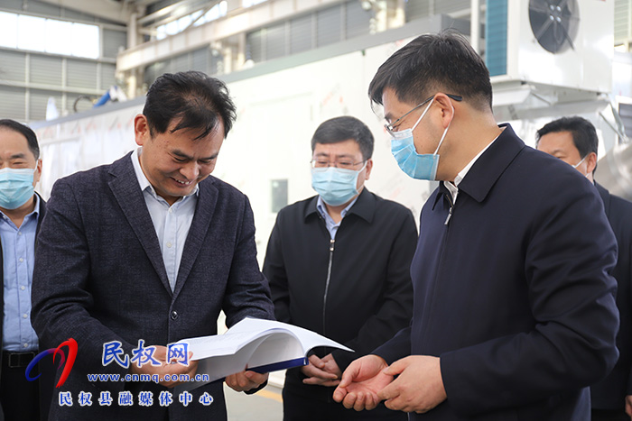 市人大常委会副主任、县委书记张团结开展“企业服务日”活动