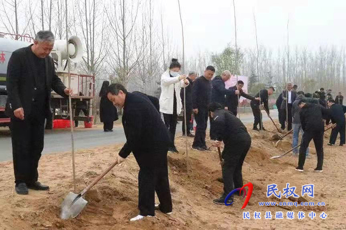 郑州大学第34期商丘市管干部进修班到民开展植树活动