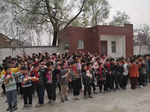 商丘市第一高级中学到秣坡小学开展 “学雷锋、树新风”爱心图书捐书活动