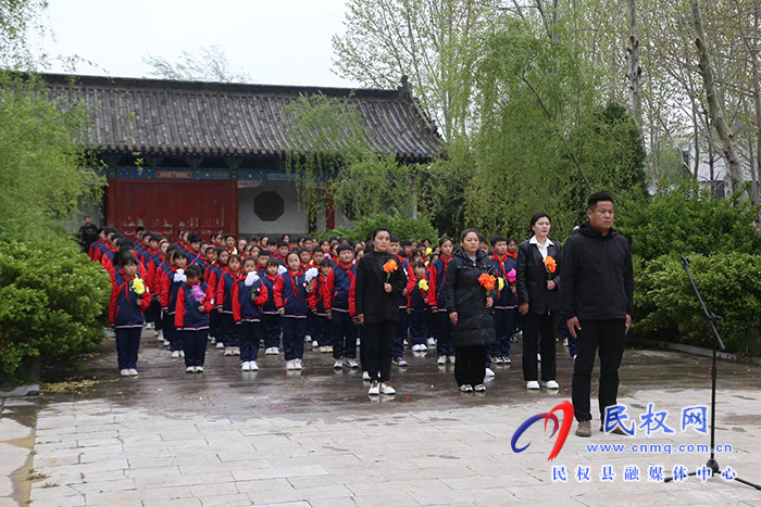 民权县老颜集乡杨树庄小学举行“弘扬传统文化，追思先贤庄子”文明祭扫活动
