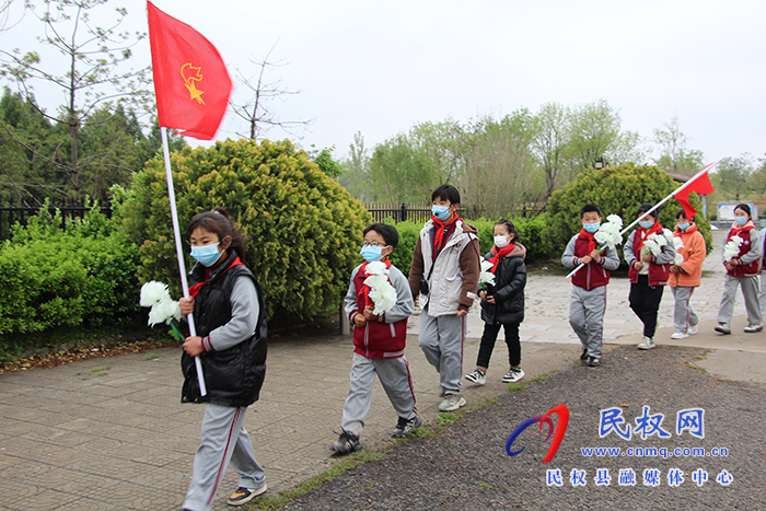 缅怀革命先烈 传承红色基因 褚庙乡中心小学开展清明祭扫活动