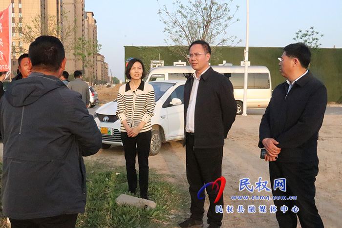 县委常委、常务副县长王景义现场办公查看城区道路建设情况