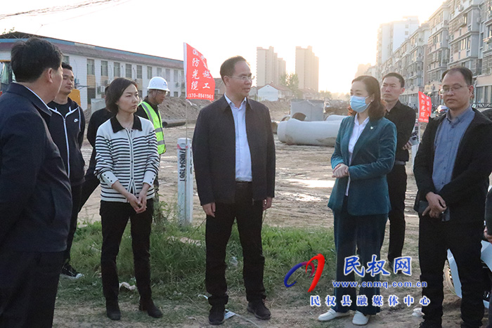 县委常委、常务副县长王景义现场办公查看城区道路建设情况