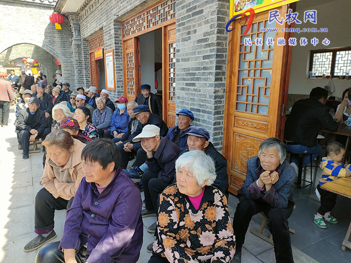 花园乡赵洪坡村：美食盛宴引客来