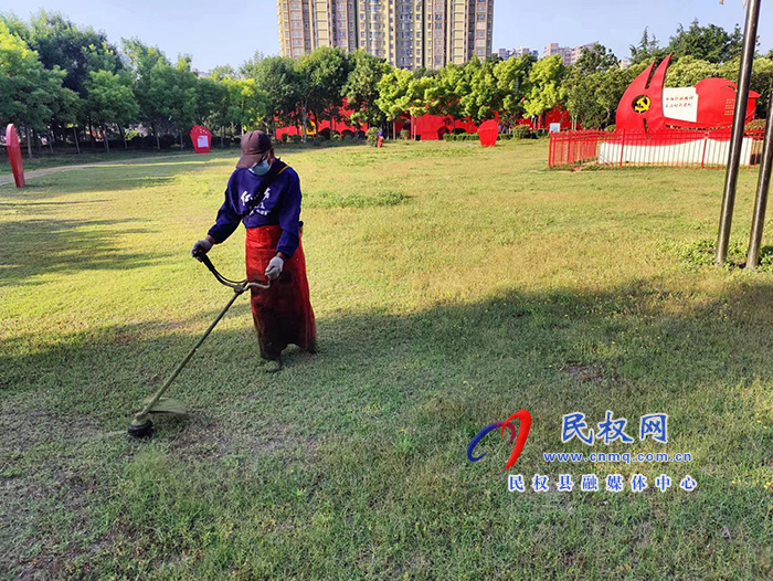 栽花种草植树忙 为城市增颜美容