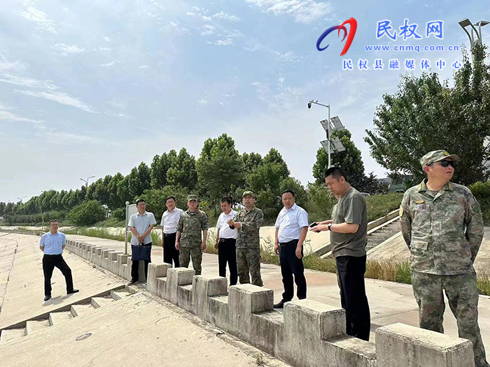 商丘军分区司令员赵伯桥到民检查防汛备汛工作
