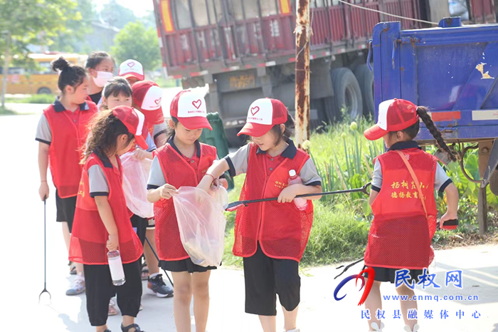 撑起“安全伞” 快乐度暑假--杨树庄小学德扬义工团组织开展暑期安全宣传志愿活动