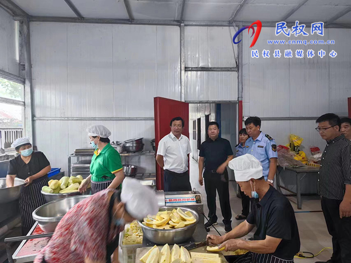 县委常委、统战部长、南华街道办事处党工委书记李君调研督导食品安全“两个责任”工作开展情况