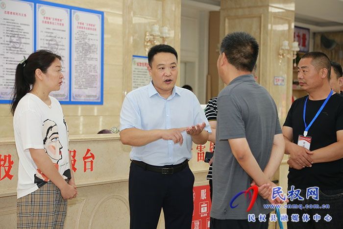县委常委、常委布部份少王义彬督导横蛮皆市竖坐工做