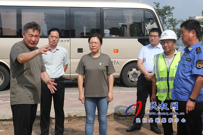 县委布告王静娴调研市政名目建设情景
