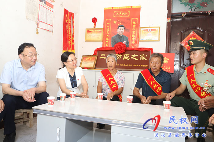 县委书记王静娴为荣立二等功现役军人蔡世彬家庭送喜报