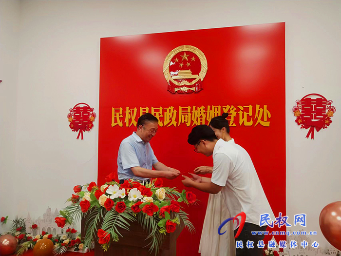 民权县婚姻登记处开展“浪漫‘七夕节’移风易俗、倡树文明新风”主题活动