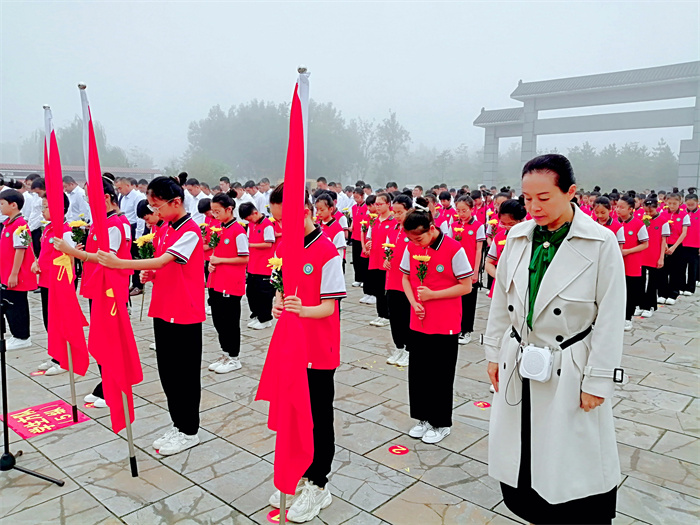 缅怀革命先烈  弘扬革命精神  ——民权县第三小学组织少先队员参加2023年民权县烈士纪念日公祭活动