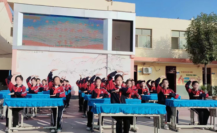 “桌舞飞扬 舞动自我”—城关一中学生课桌舞比赛
