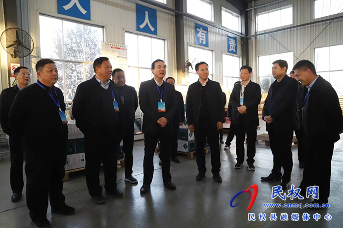 時尚動漫服裝美女圖片（時尚動漫畫）