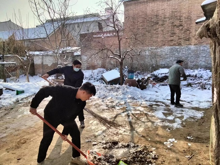 双塔镇：干部志愿者齐扫雪 温暖出行每一刻
