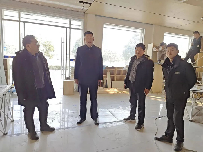 县委宣传部副部长李忠强查看城市书房、便民书屋、职工书屋建设管理情况